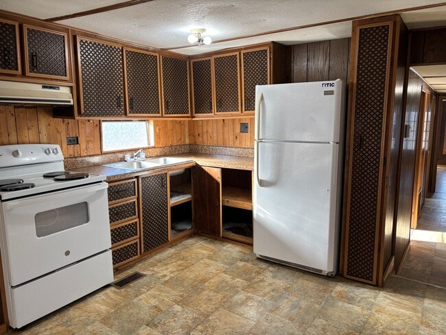 Building Photo - 2 bedroom mobile home located in the rolling hills of Moore County.