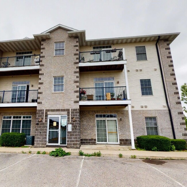 Building Photo - AVAILABLE AUGUST 1st! Cute Condo w/Securit...