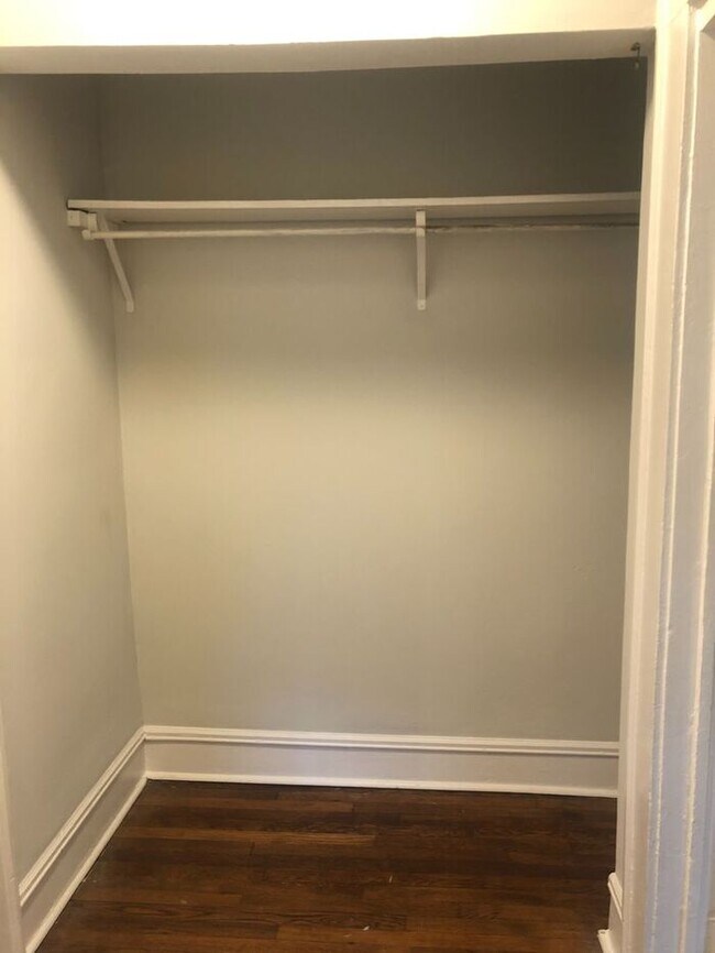 Building Photo - One bedroom one bath right on Adair Park a...