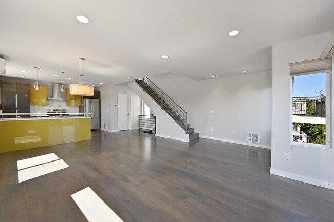 Building Photo - 2121 Waverly Pl N