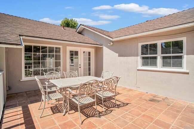 Building Photo - Stunning Northridge 4+2 Single Family House