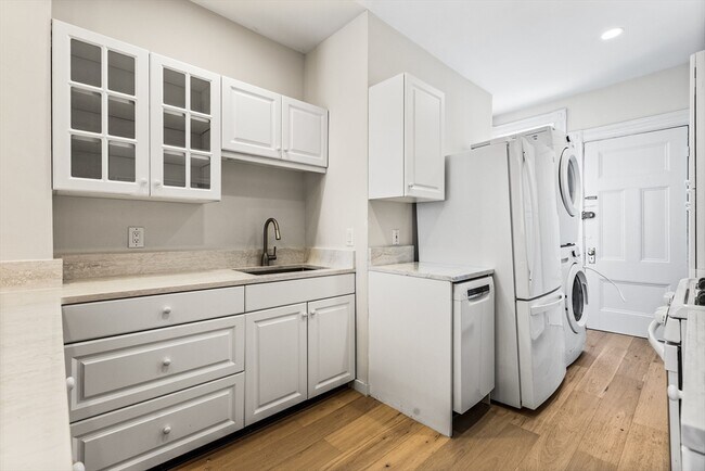 Building Photo - 5 Fairbanks St