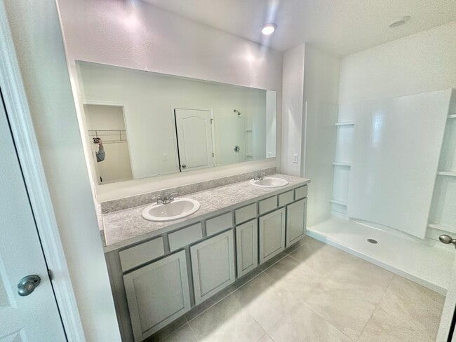 Building Photo - Deltona - 3 Bedroom, 2 Bathroom - $2,195.00