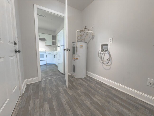 Building Photo - 2BR Townhome in West Ashley – Prime Location & Fresh Updates!