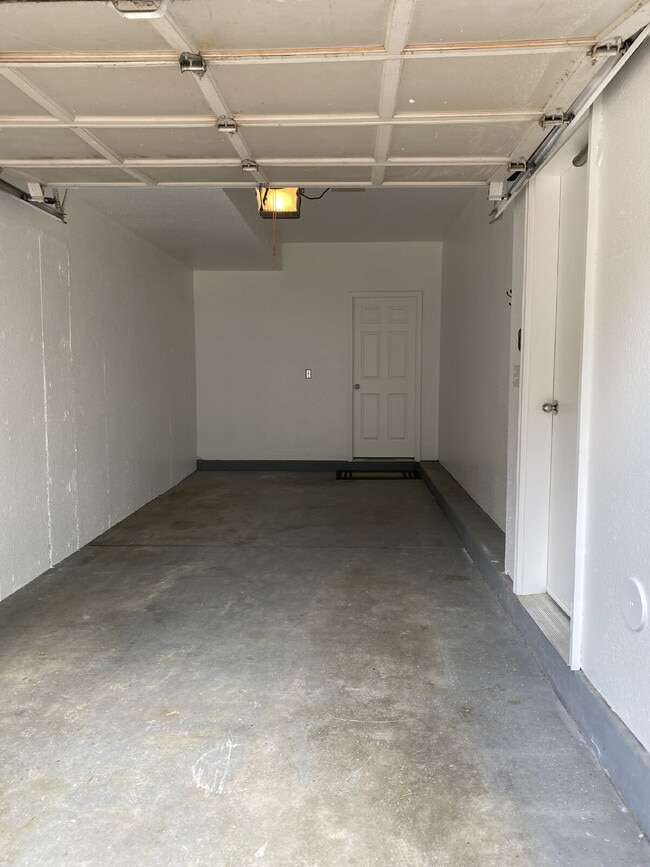 Building Photo - Beautifully updated townhome near Cherry C...