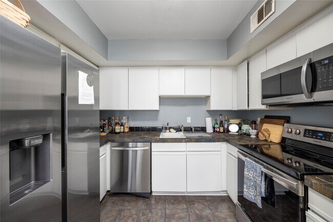 Building Photo - 2415 Dunlavy St