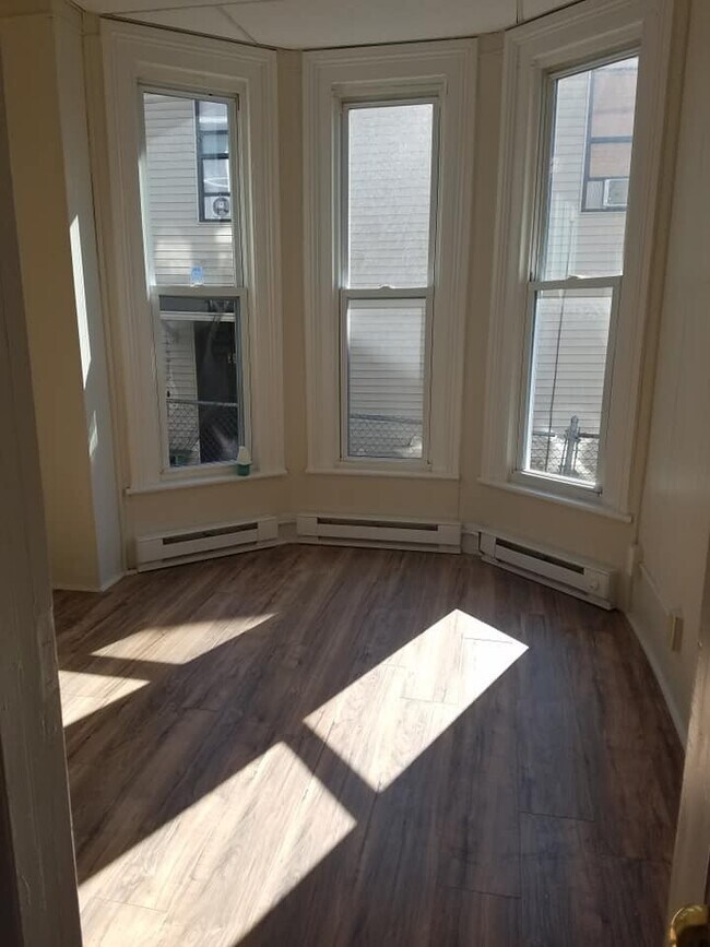 Building Photo - Second Ave