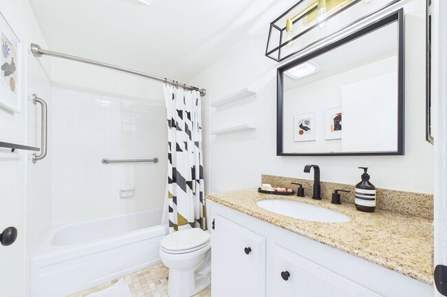 Building Photo - Rarely available Redwood Heights townhome with sweeping views of Oakland and San Francisco.