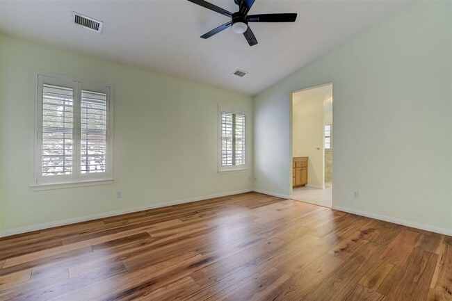 Building Photo - 2 bedroom, 2 bathroom home in Victorian Es...