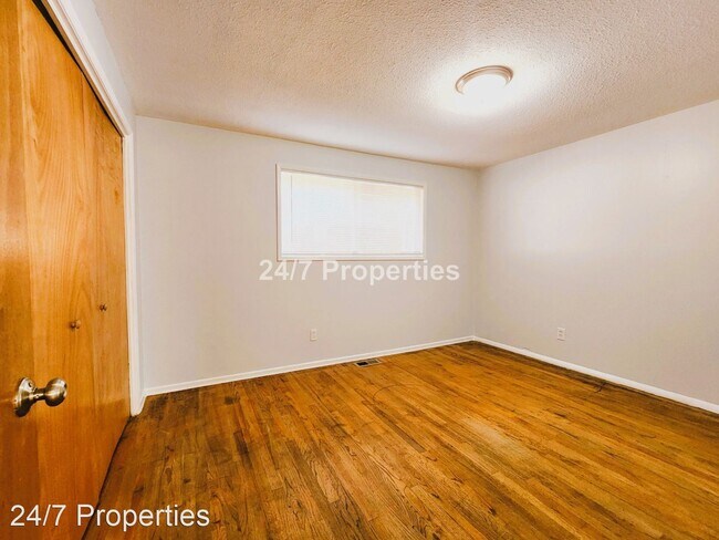 Building Photo - 3 br, 2 bath House - 3029 SE Swain Ave