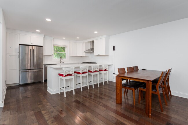 Building Photo - 211 Ross Stevenson Cir