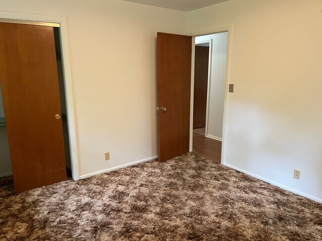 Building Photo - 3025 Greenbrier Ave