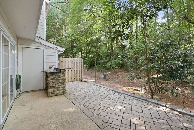 Building Photo - Modern 3BD, 2.5BA North Raleigh Townhome with Upgrades in a Prime Location Near Top Shopping, Din...