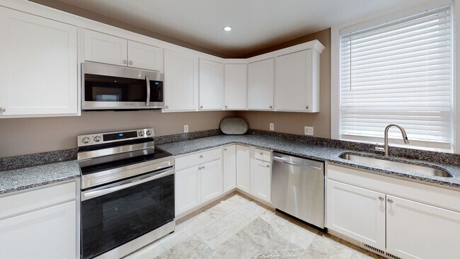 Building Photo - 5BR/3BA Unit in Fort Sanders Duplex | Walk...