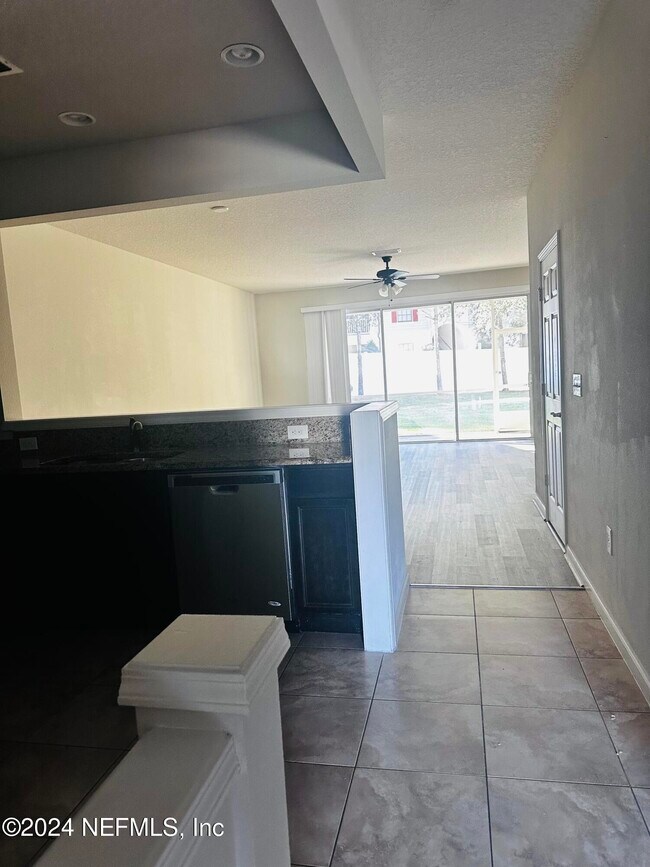 Building Photo - 6801 Roundleaf Dr