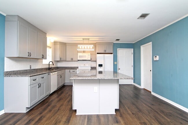 Building Photo - Beautiful 3BR Home in North Hill – Special: ½ Off Deposit for Active-Duty Military!