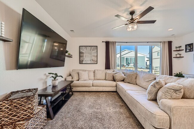 Building Photo - Modern Comfort in Castle Rock: 2-Bed, 2-Bath Home!!