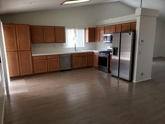 Building Photo - BEAUTIFUL 3 BEDROOM 2 BATH SINGLE STORY HO...
