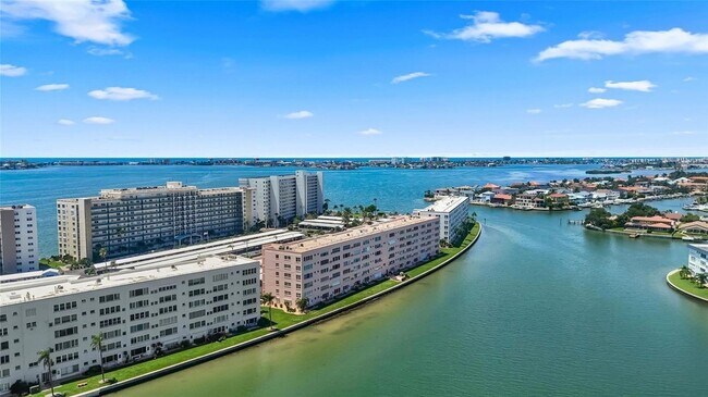 Building Photo - 6025 Shore Blvd S
