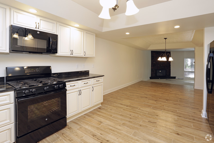 3BR - Kitchen - Pineloch Estates Apartments