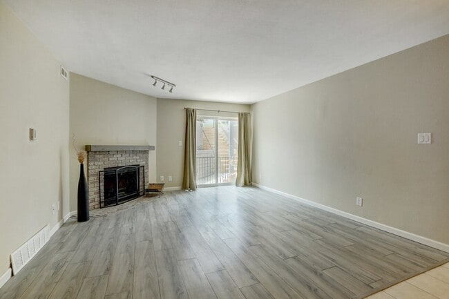 Building Photo - $1,750- 2 Bed 2 Bath Condo in Lakewood wit...