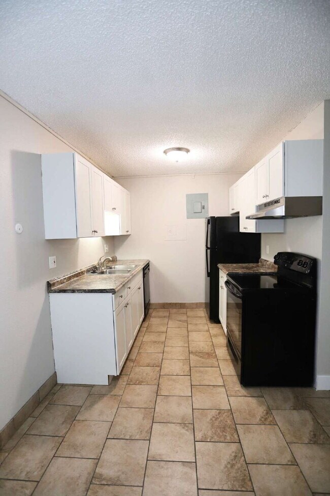 Building Photo - Updated & Clean 2BR Condo - Utilities Included - Laundry, Parking & Pool