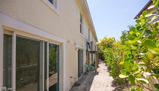 Building Photo - 1555 Blue Point Ave