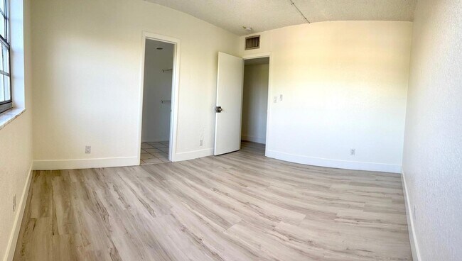 Building Photo - 1407 NE 56th St