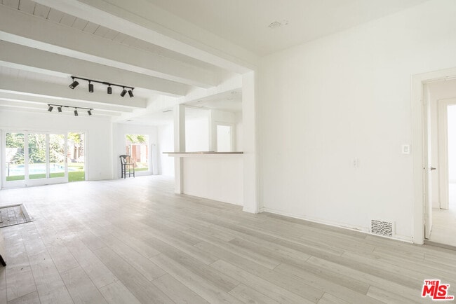 Building Photo - 508 N Canon Dr