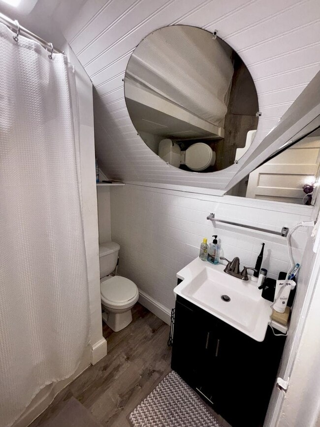 Building Photo - Charming 2-Bedroom Apartment with River Views