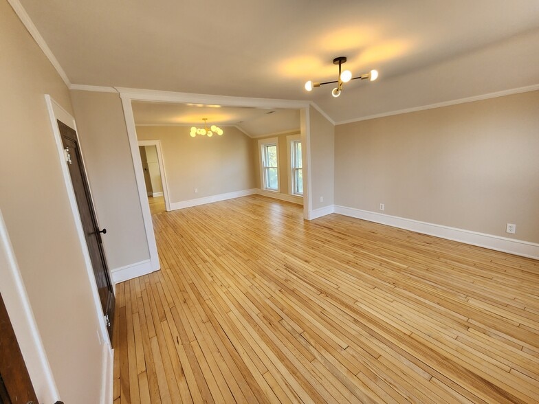 Bedroom Living room - 5050 N Long Ave