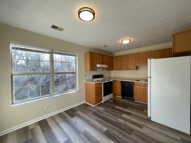 Building Photo - COMING SOON! Beautiful Townhouse! All Electric, Off-Street Parking, Washer/Dryer