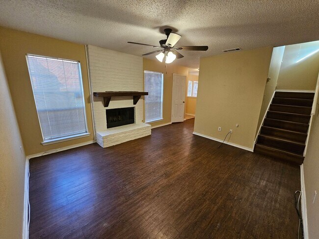 Building Photo - 1400 Darr St