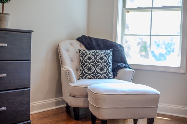 Building Photo - Fully Furnished, Short Term Rental, 1 Mont...