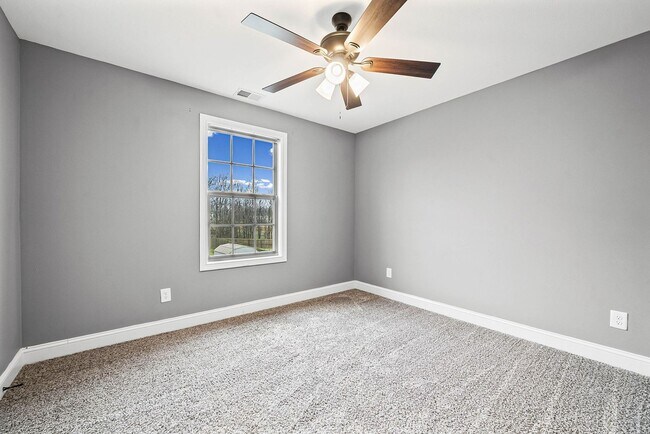 Building Photo - Pet Friendly Four Bedroom!