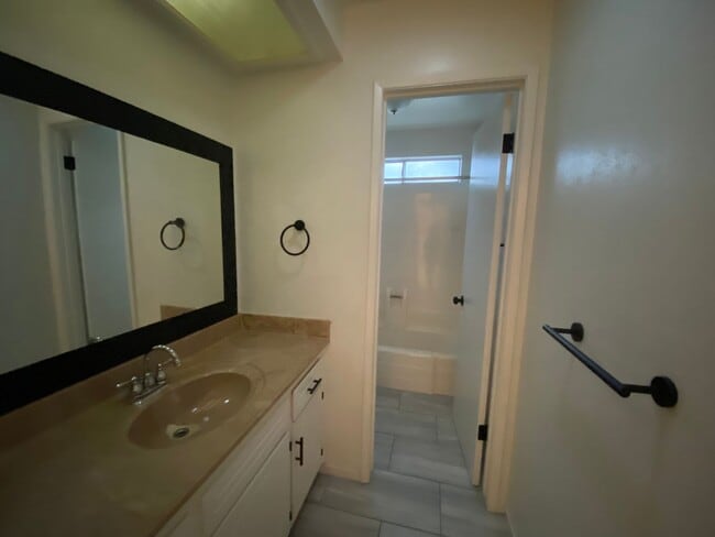 Building Photo - Cozy Home for rent in Visalia