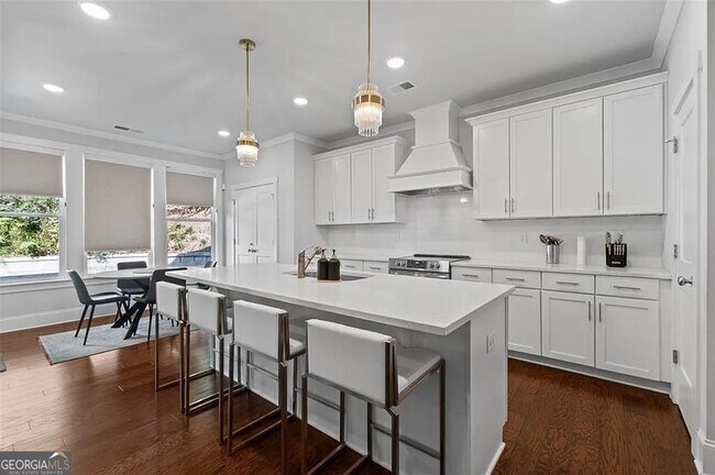 Building Photo - 813 Coleman St SW