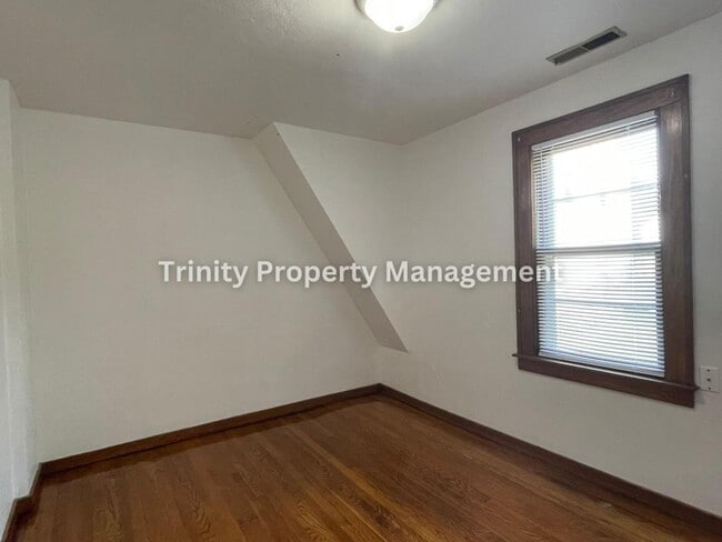 Building Photo - 609 Duff Ave