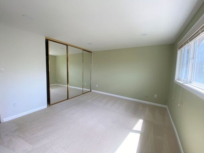 Building Photo - 4 bedroom 2.5 bath recently renovated home...