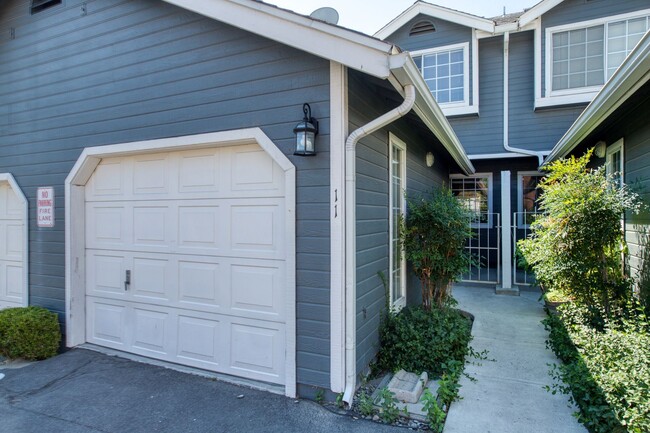 Building Photo - One car garage Townhouse