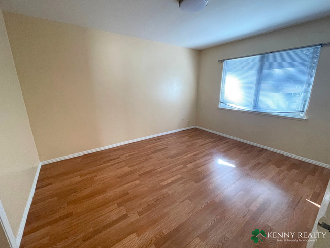 Building Photo - Large 3 Bedroom, 2 Bathroom in Daly City