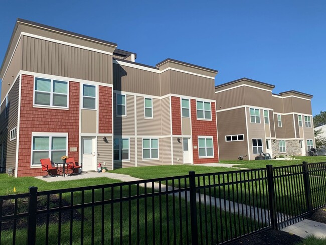 Building Photo - Spacious 3BR / 2.5BA Townhome with Private Rooftop Retreat