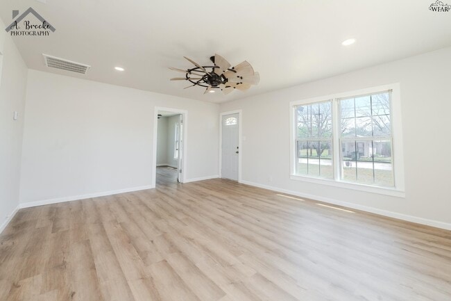 Building Photo - 415 N Oak St