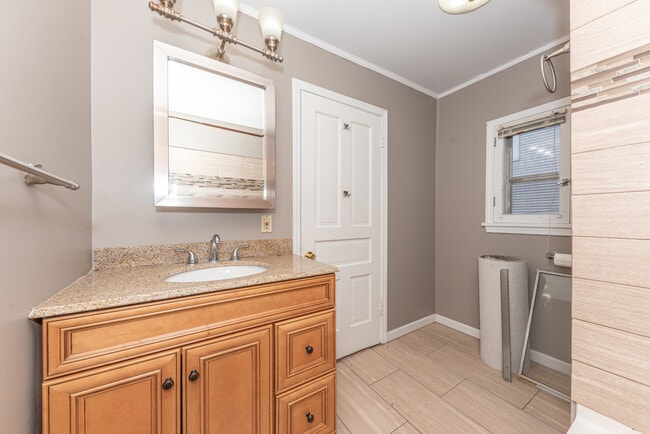 Building Photo - 808 E Ann St