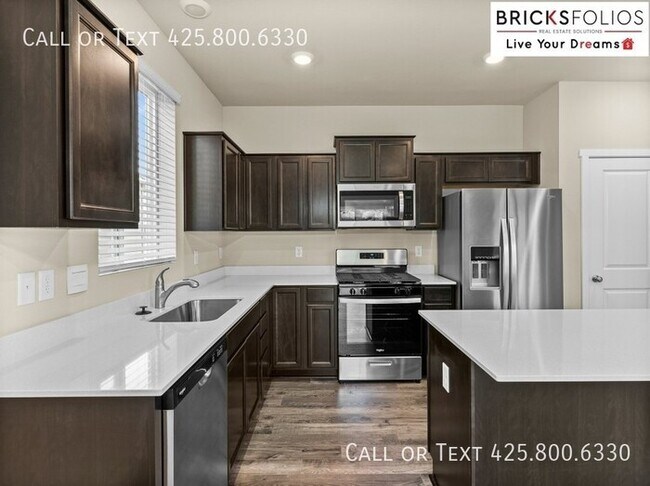 Building Photo - Inviting Home in Port Orchard with a Perfe...