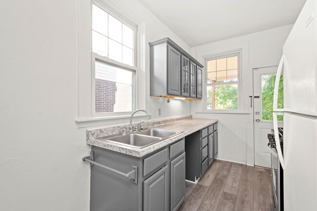 Building Photo - Gorgeous 3 Bedroom House in Beechview available July 1!