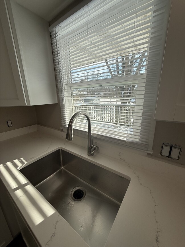 Building Photo - 1001 Caroline Terrace