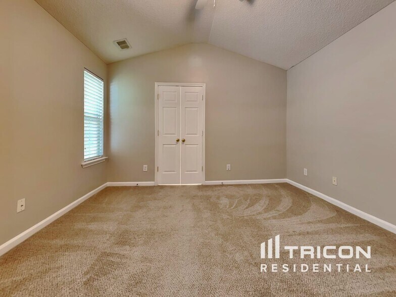 Building Photo - 207 E Creek Ct