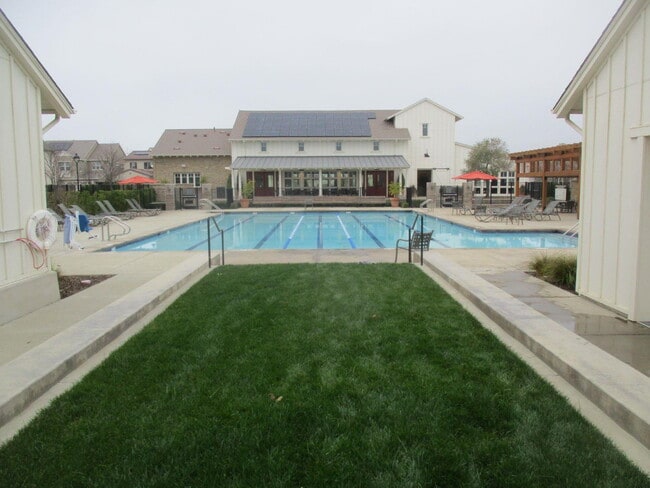 Building Photo - Cannery living!