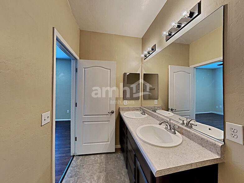 Building Photo - 8364 W Green Kingfisher Ln